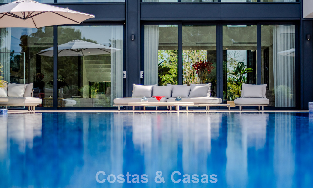 Majestueus meesterwerk te koop in een strakke, moderne stijl in een beveiligde villawijk van Sotogrande, Costa del Sol 786186