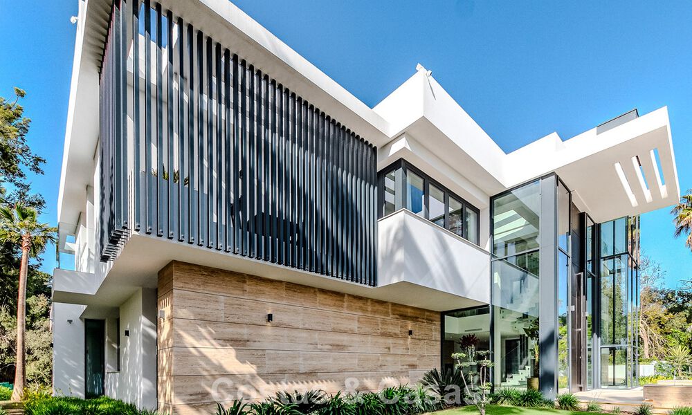 Majestueus meesterwerk te koop in een strakke, moderne stijl in een beveiligde villawijk van Sotogrande, Costa del Sol 786199