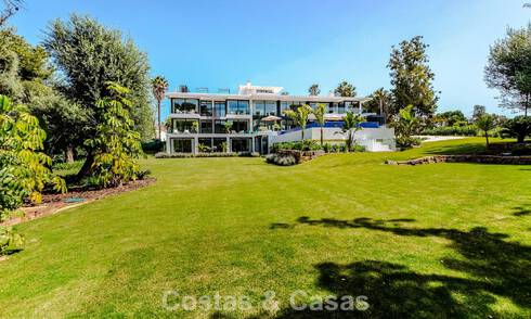 Majestueus meesterwerk te koop in een strakke, moderne stijl in een beveiligde villawijk van Sotogrande, Costa del Sol 786236