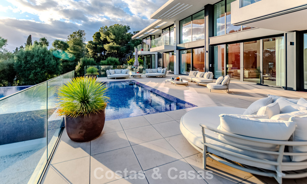 Majestueus meesterwerk te koop in een strakke, moderne stijl in een beveiligde villawijk van Sotogrande, Costa del Sol 786243