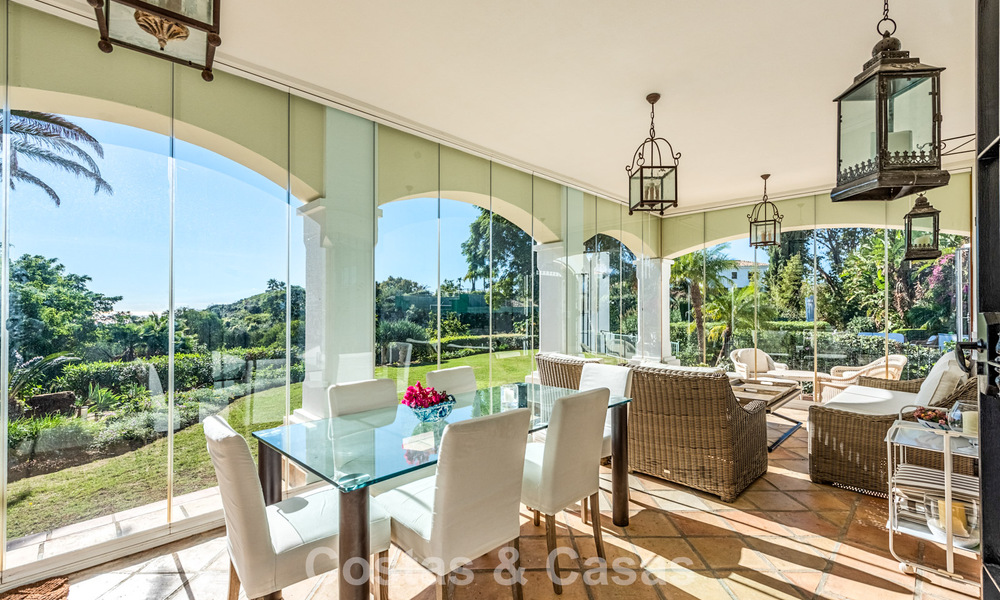 Uitmuntende luxevilla te koop in een tijdloze Andalusische architectuur, met zeezicht in Benahavis - Marbella 786045