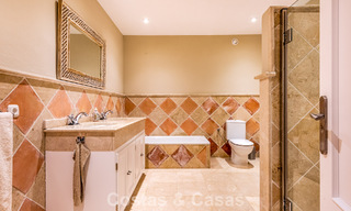 Uitmuntende luxevilla te koop in een tijdloze Andalusische architectuur, met zeezicht in Benahavis - Marbella 786046 