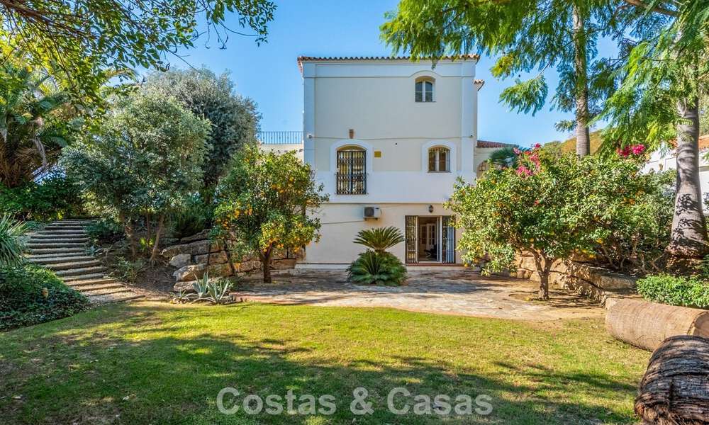 Uitmuntende luxevilla te koop in een tijdloze Andalusische architectuur, met zeezicht in Benahavis - Marbella 786048