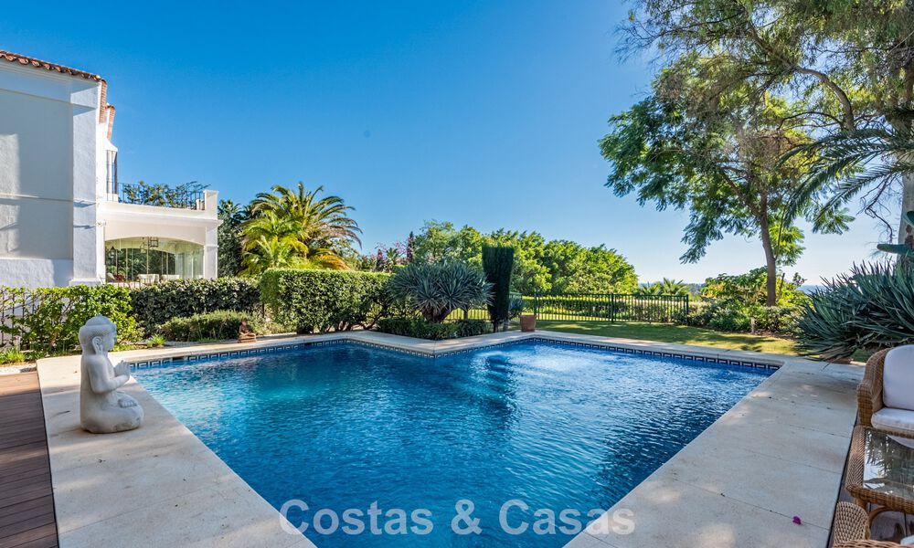 Uitmuntende luxevilla te koop in een tijdloze Andalusische architectuur, met zeezicht in Benahavis - Marbella 786053