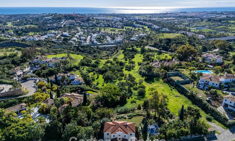 Uitmuntende luxevilla te koop in een tijdloze Andalusische architectuur, met zeezicht in Benahavis - Marbella 786059