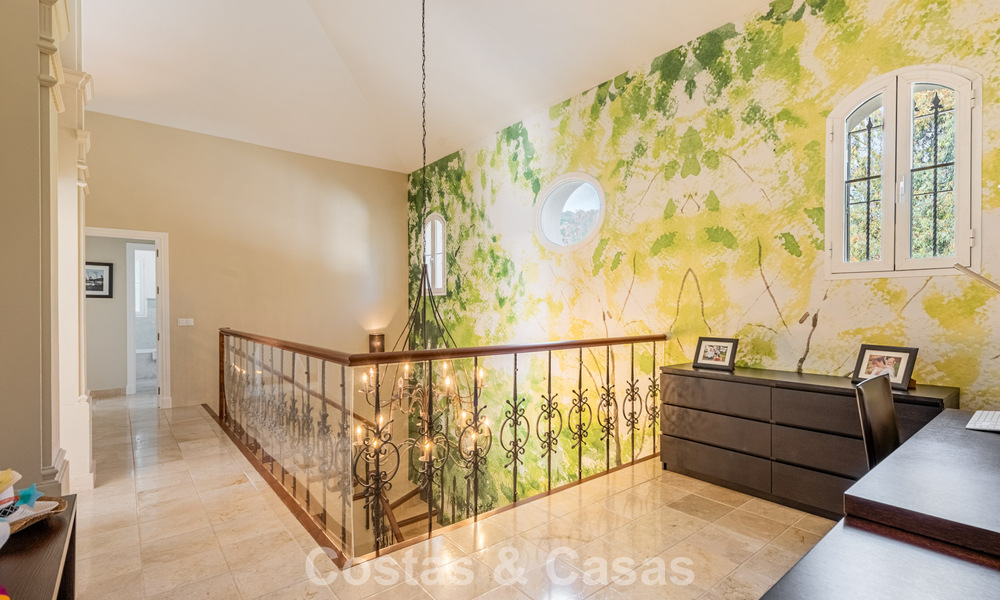 Uitmuntende luxevilla te koop in een tijdloze Andalusische architectuur, met zeezicht in Benahavis - Marbella 786060