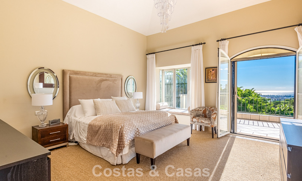 Uitmuntende luxevilla te koop in een tijdloze Andalusische architectuur, met zeezicht in Benahavis - Marbella 786063