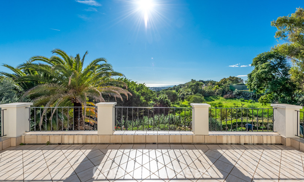 Uitmuntende luxevilla te koop in een tijdloze Andalusische architectuur, met zeezicht in Benahavis - Marbella 786065