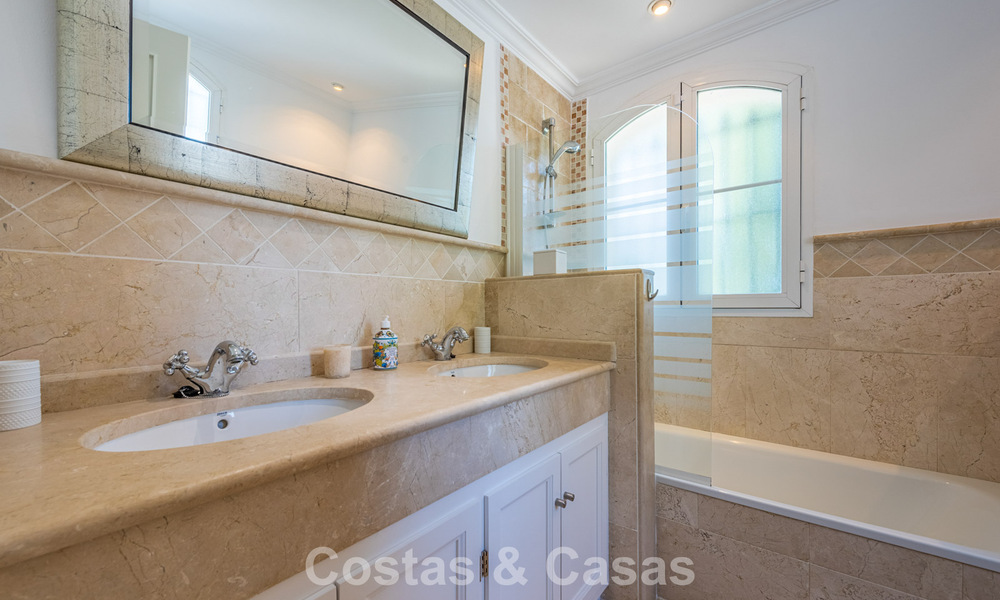 Uitmuntende luxevilla te koop in een tijdloze Andalusische architectuur, met zeezicht in Benahavis - Marbella 786068