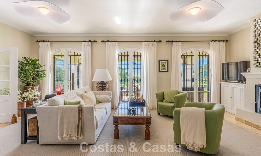 Uitmuntende luxevilla te koop in een tijdloze Andalusische architectuur, met zeezicht in Benahavis - Marbella 786070