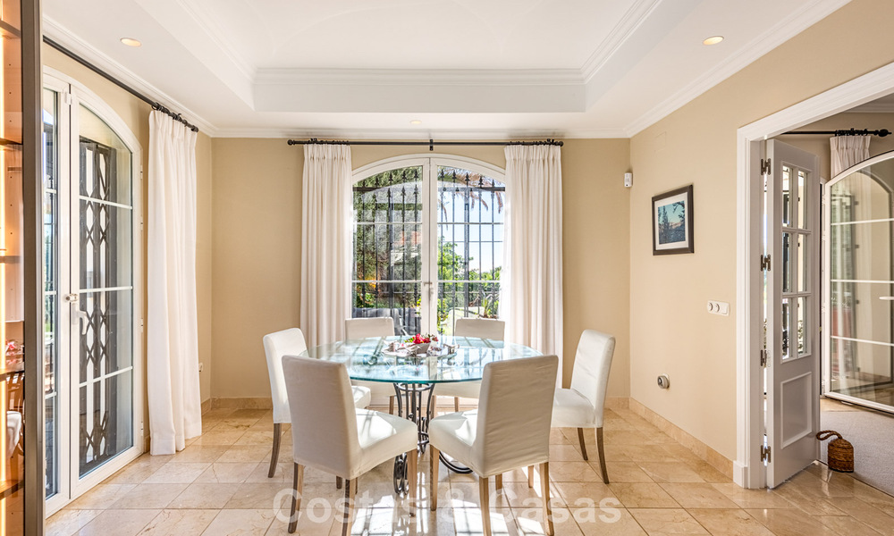 Uitmuntende luxevilla te koop in een tijdloze Andalusische architectuur, met zeezicht in Benahavis - Marbella 786074