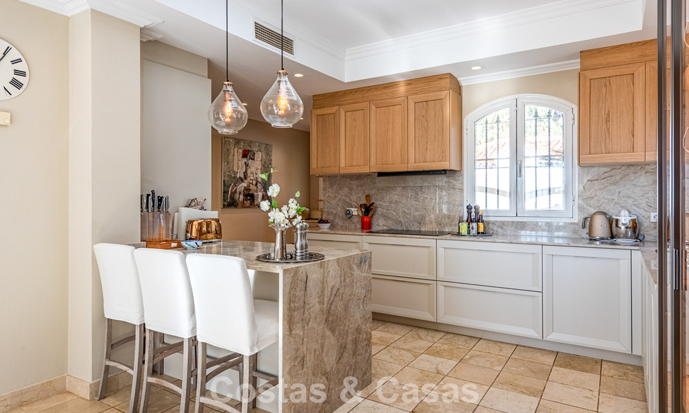 Uitmuntende luxevilla te koop in een tijdloze Andalusische architectuur, met zeezicht in Benahavis - Marbella 786075