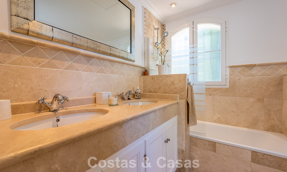 Uitmuntende luxevilla te koop in een tijdloze Andalusische architectuur, met zeezicht in Benahavis - Marbella 786076