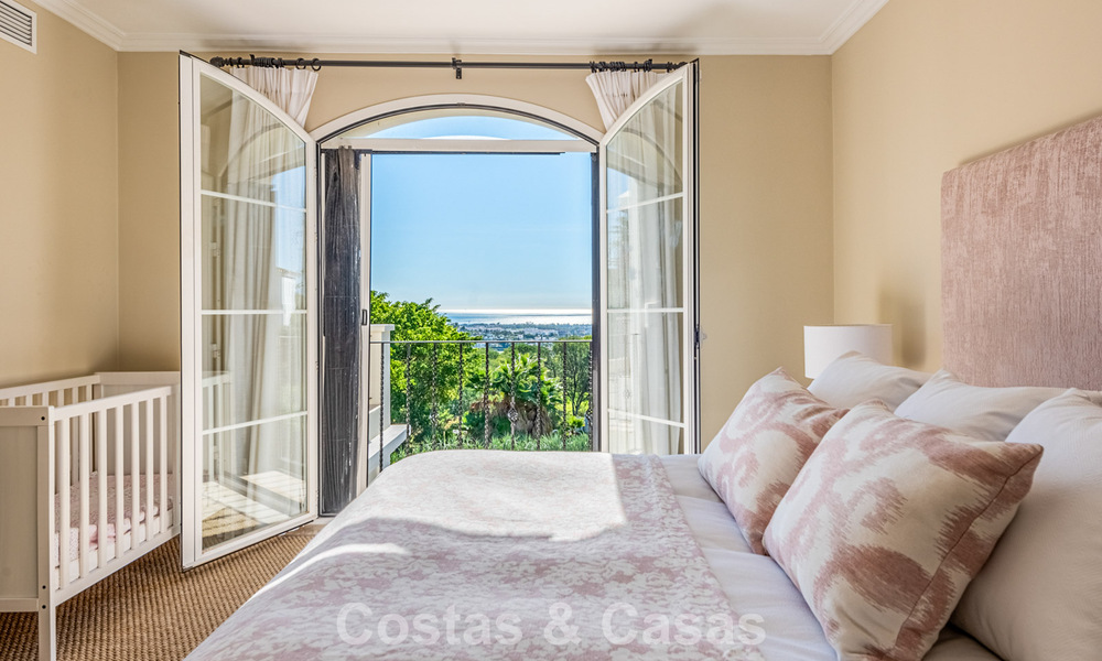 Uitmuntende luxevilla te koop in een tijdloze Andalusische architectuur, met zeezicht in Benahavis - Marbella 786078