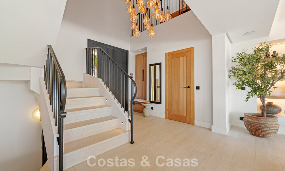 Statige luxevilla te koop in een begeerde villawijk in het hart van Nueva Andalucia, Marbella 790389