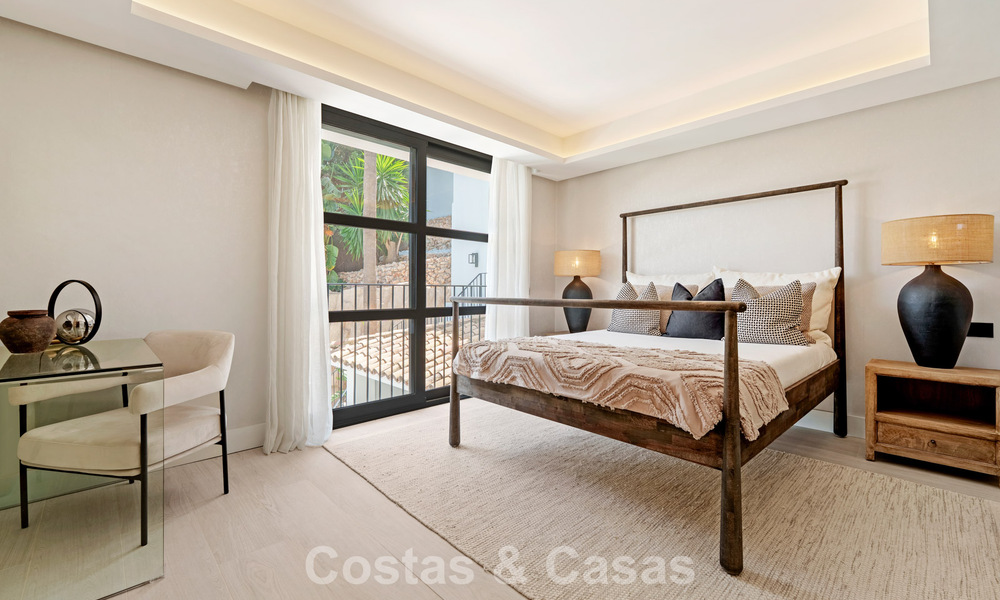 Statige luxevilla te koop in een begeerde villawijk in het hart van Nueva Andalucia, Marbella 790394