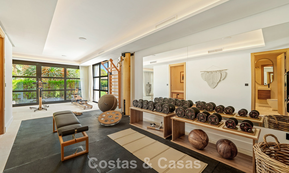 Statige luxevilla te koop in een begeerde villawijk in het hart van Nueva Andalucia, Marbella 790406