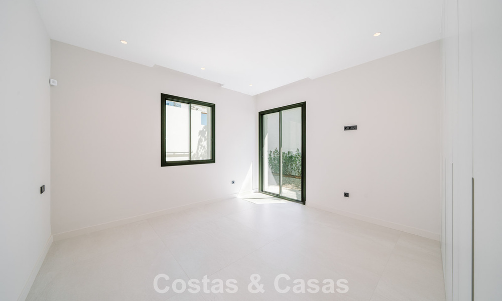 Instapklare nieuwbouwvilla met contemporaine bouwstijl te koop met zeezicht en op loopafstand van het strand in Estepona 786244