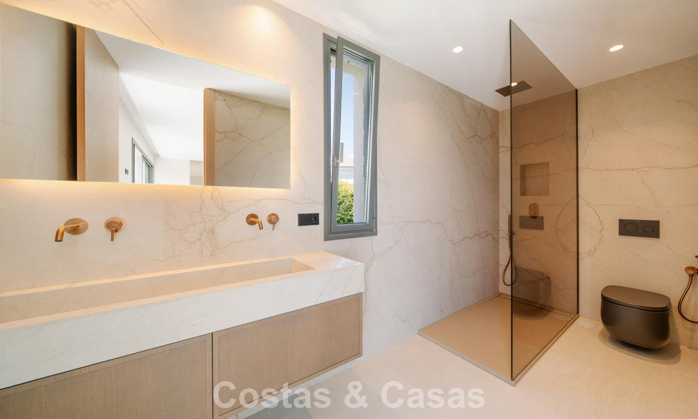 Instapklare nieuwbouwvilla met contemporaine bouwstijl te koop met zeezicht en op loopafstand van het strand in Estepona 786245