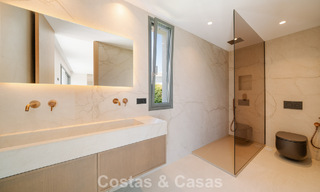 Instapklare nieuwbouwvilla met contemporaine bouwstijl te koop met zeezicht en op loopafstand van het strand in Estepona 786245 