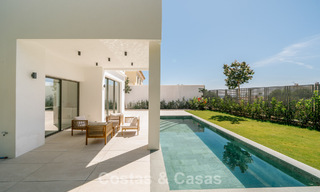 Instapklare nieuwbouwvilla met contemporaine bouwstijl te koop met zeezicht en op loopafstand van het strand in Estepona 786246 