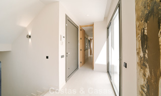 Instapklare nieuwbouwvilla met contemporaine bouwstijl te koop met zeezicht en op loopafstand van het strand in Estepona 786248 