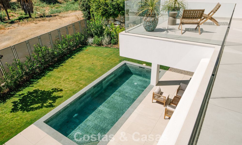 Instapklare nieuwbouwvilla met contemporaine bouwstijl te koop met zeezicht en op loopafstand van het strand in Estepona 786251