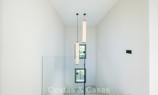 Instapklare nieuwbouwvilla met contemporaine bouwstijl te koop met zeezicht en op loopafstand van het strand in Estepona 786252 