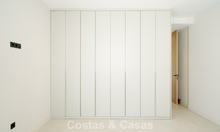 Instapklare nieuwbouwvilla met contemporaine bouwstijl te koop met zeezicht en op loopafstand van het strand in Estepona 786255 