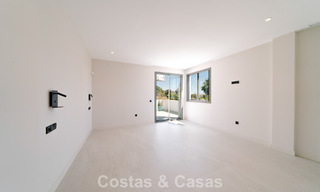 Instapklare nieuwbouwvilla met contemporaine bouwstijl te koop met zeezicht en op loopafstand van het strand in Estepona 786257 