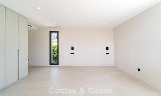 Instapklare nieuwbouwvilla met contemporaine bouwstijl te koop met zeezicht en op loopafstand van het strand in Estepona 786258 