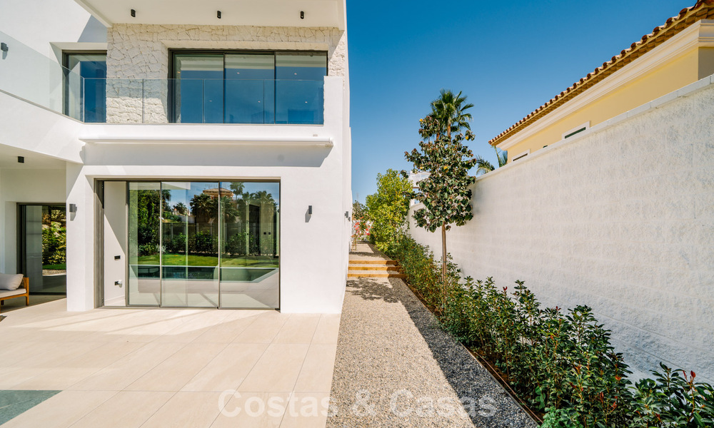 Instapklare nieuwbouwvilla met contemporaine bouwstijl te koop met zeezicht en op loopafstand van het strand in Estepona 786259