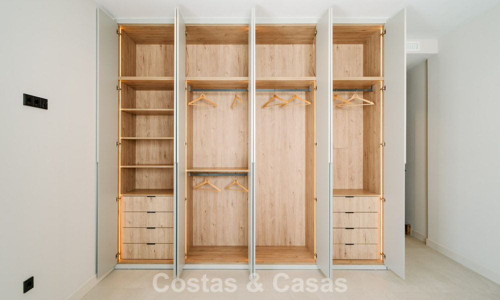 Instapklare nieuwbouwvilla met contemporaine bouwstijl te koop met zeezicht en op loopafstand van het strand in Estepona 786261