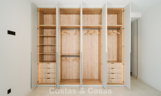 Instapklare nieuwbouwvilla met contemporaine bouwstijl te koop met zeezicht en op loopafstand van het strand in Estepona 786261 