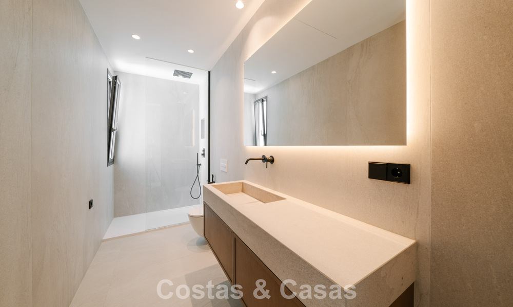 Instapklare nieuwbouwvilla met contemporaine bouwstijl te koop met zeezicht en op loopafstand van het strand in Estepona 786264