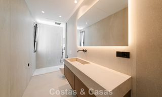 Instapklare nieuwbouwvilla met contemporaine bouwstijl te koop met zeezicht en op loopafstand van het strand in Estepona 786264 