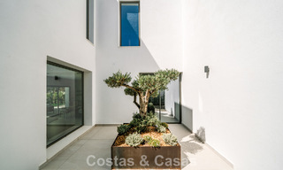 Instapklare nieuwbouwvilla met contemporaine bouwstijl te koop met zeezicht en op loopafstand van het strand in Estepona 786265 