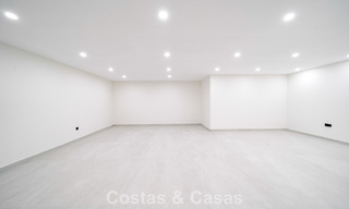 Instapklare nieuwbouwvilla met contemporaine bouwstijl te koop met zeezicht en op loopafstand van het strand in Estepona 786266 