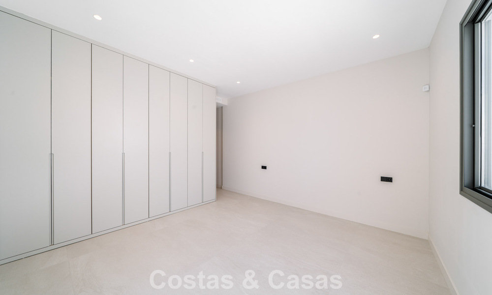 Instapklare nieuwbouwvilla met contemporaine bouwstijl te koop met zeezicht en op loopafstand van het strand in Estepona 786267