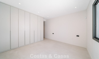 Instapklare nieuwbouwvilla met contemporaine bouwstijl te koop met zeezicht en op loopafstand van het strand in Estepona 786267 