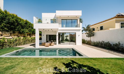 Instapklare nieuwbouwvilla met contemporaine bouwstijl te koop met zeezicht en op loopafstand van het strand in Estepona 786268