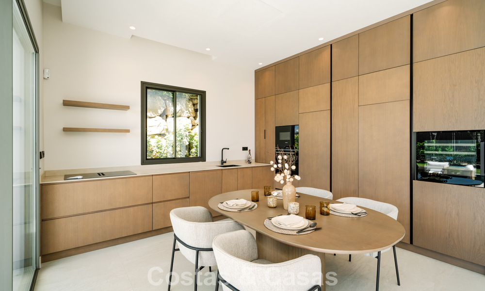 Instapklare nieuwbouwvilla met contemporaine bouwstijl te koop met zeezicht en op loopafstand van het strand in Estepona 786269