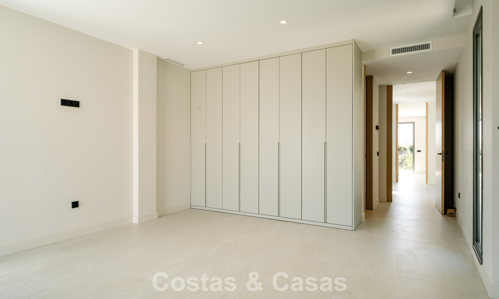 Instapklare nieuwbouwvilla met contemporaine bouwstijl te koop met zeezicht en op loopafstand van het strand in Estepona 786270