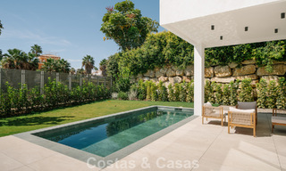 Instapklare nieuwbouwvilla met contemporaine bouwstijl te koop met zeezicht en op loopafstand van het strand in Estepona 786274 