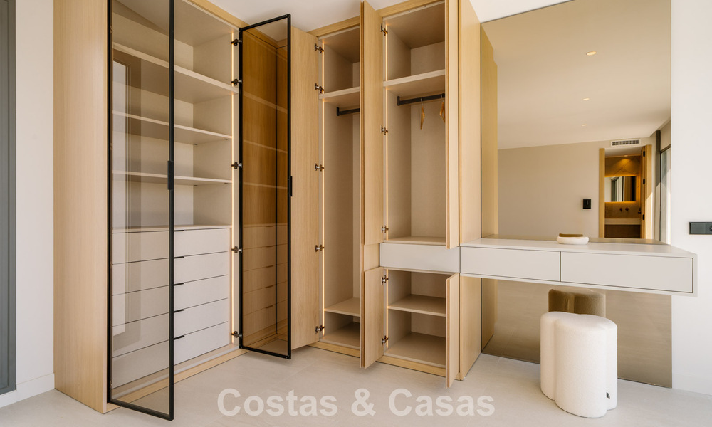 Instapklare nieuwbouwvilla met contemporaine bouwstijl te koop met zeezicht en op loopafstand van het strand in Estepona 786281