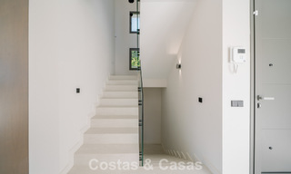 Instapklare nieuwbouwvilla met contemporaine bouwstijl te koop met zeezicht en op loopafstand van het strand in Estepona 786283 