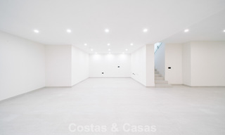 Instapklare nieuwbouwvilla met contemporaine bouwstijl te koop met zeezicht en op loopafstand van het strand in Estepona 786284 