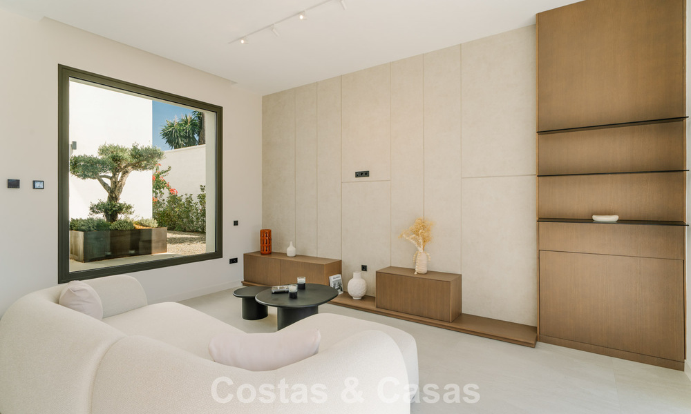 Instapklare nieuwbouwvilla met contemporaine bouwstijl te koop met zeezicht en op loopafstand van het strand in Estepona 786286
