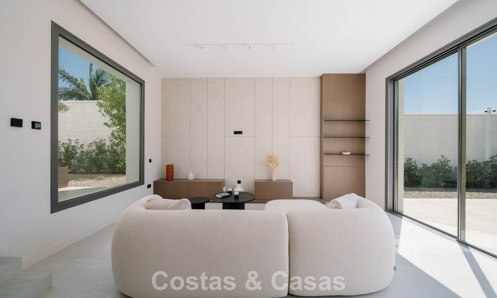 Instapklare nieuwbouwvilla met contemporaine bouwstijl te koop met zeezicht en op loopafstand van het strand in Estepona 786288
