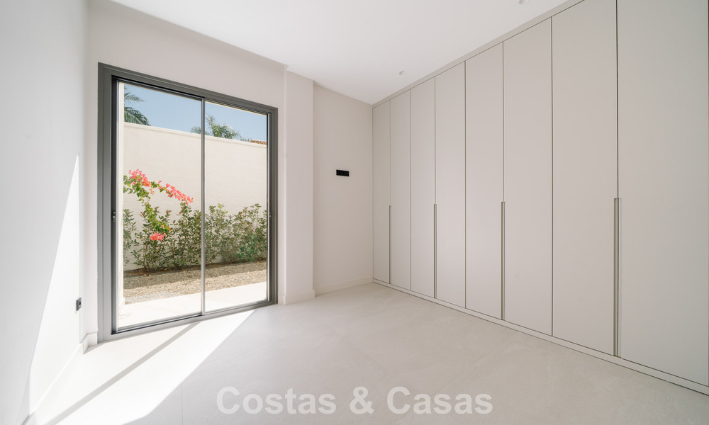 Instapklare nieuwbouwvilla met contemporaine bouwstijl te koop met zeezicht en op loopafstand van het strand in Estepona 786292
